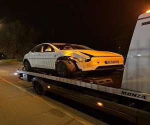 Dépannage utilitaire de nuit sur route